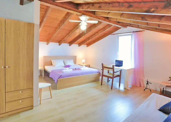 Penelope Stone House * 칼라미